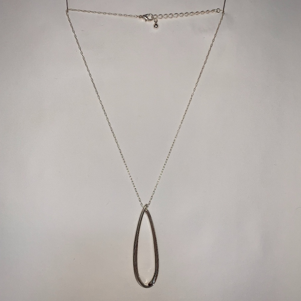 Shiny Silver Necklace w/pendent - 18" Long